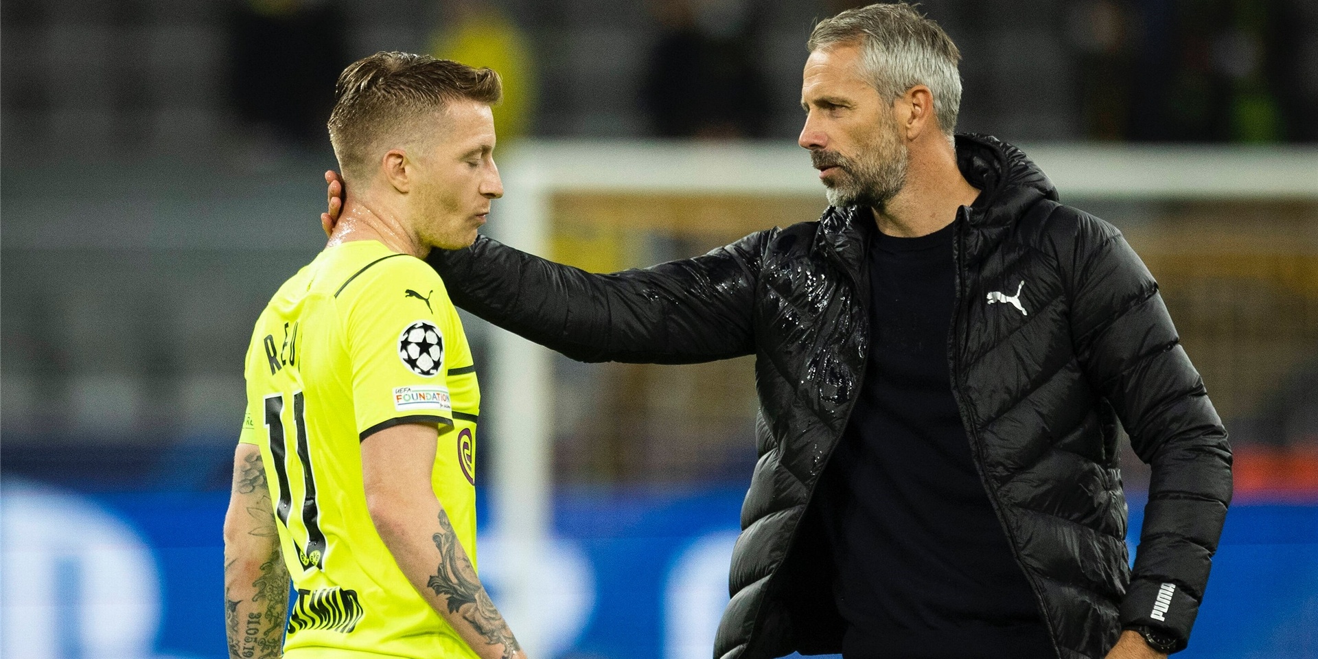 Marco Rose tröstet BVB-Kapitän Marco Reus.
