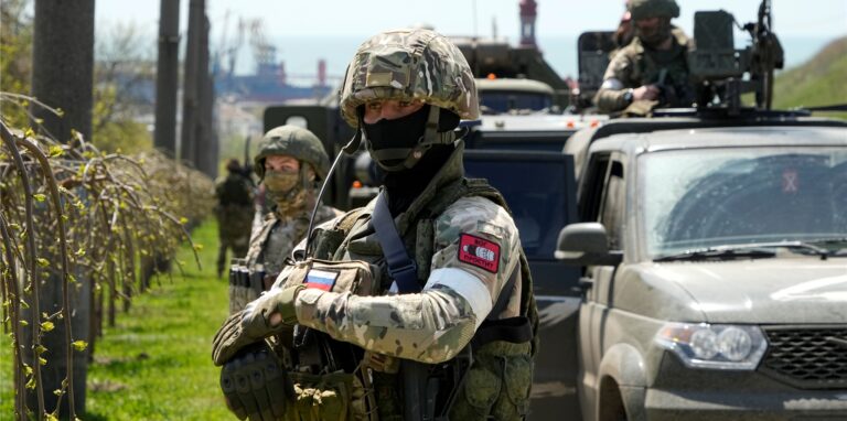 Russische Soldaten stehen in der Nähe ihrer Militärfahrzeuge in Berdjansk mit dem Asowschen Meer im Gebiet der Donezker «Volksrepublik» in der Ostukraine.