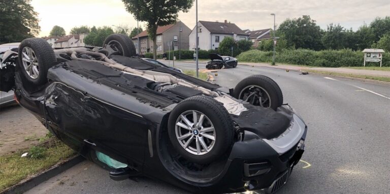 Durch die Wucht des Aufpralls hat sich der BMW überschlagen und kam auf dem Dach zu liegen.