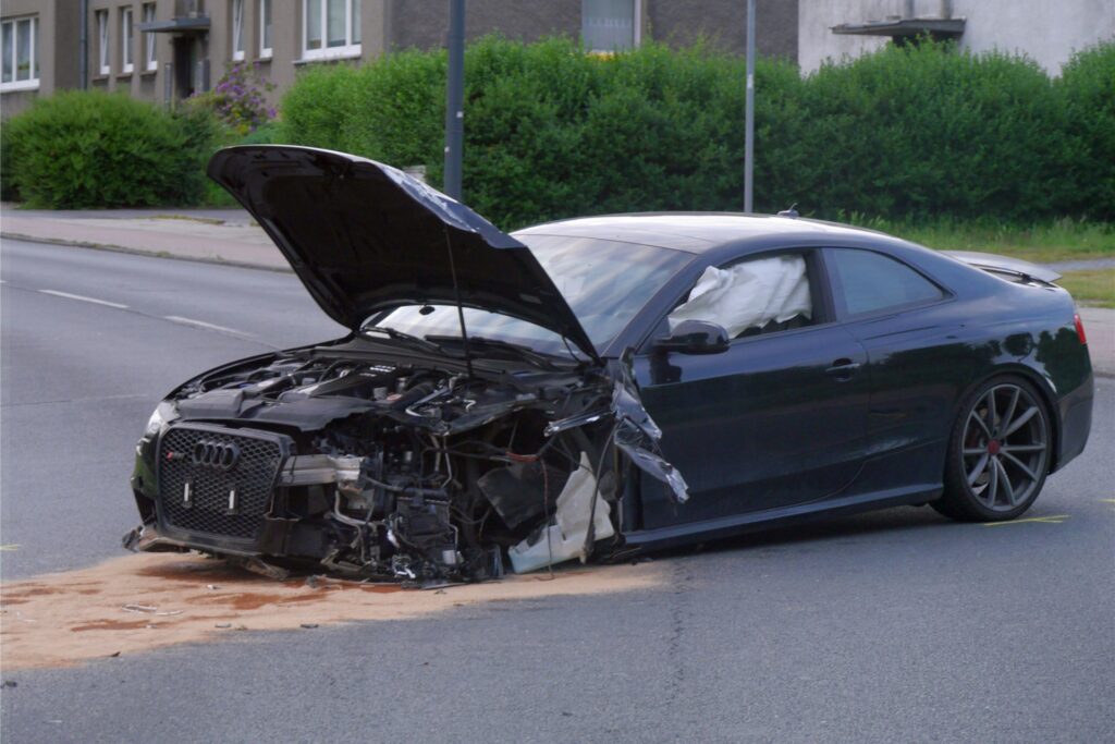 Der Audi des Unfall-Verursachers wurde durch den Aufprall ebenfalls stark beschädigt. Der Audi des Unfall-Verursachers wurde durch den Aufprall ebenfalls stark beschädigt.
