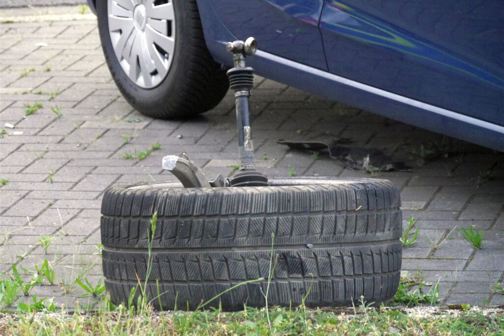 Bei dem Unfall verlor der Audi ein Rad, das am Straßenrand liegen blieb. Bei dem Unfall verlor der Audi ein Rad, das am Straßenrand liegen blieb.