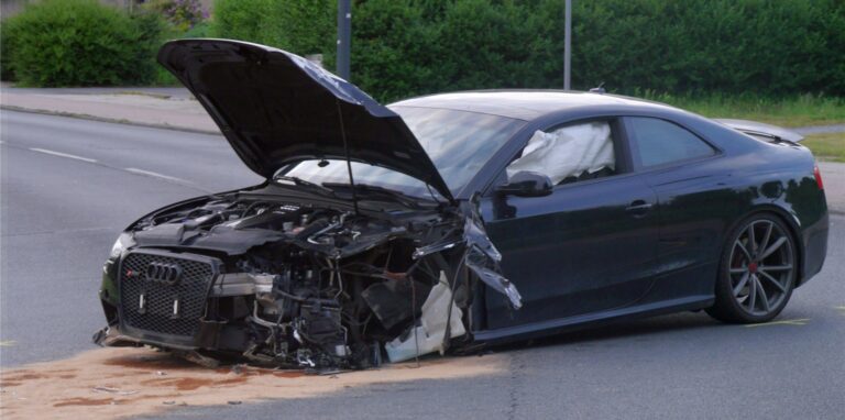 Der Audi des Unfallverursachers wurde durch den Aufprall stark beschädigt.