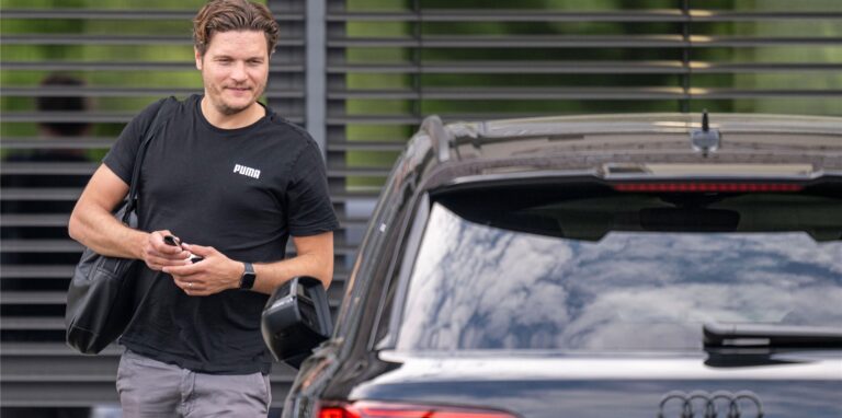 Edin Terzic geht zu seinem Privatwagen.