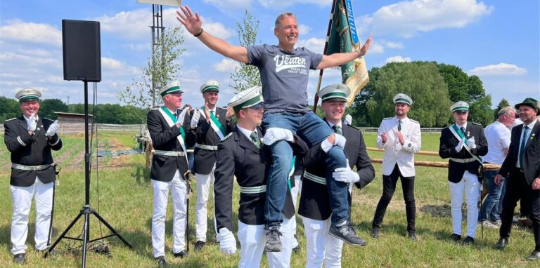 Dirk Schefer, Schützenkönig in Deuten, auf den Schultern seiner Kameraden