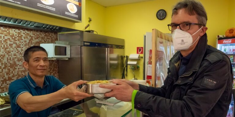 Le Quang Trung, Inhaber des Asia Bistros im Marler Stern, füllt Hähnchen mit Nudeln wie selbstverständlich in die Mehrwegbox.