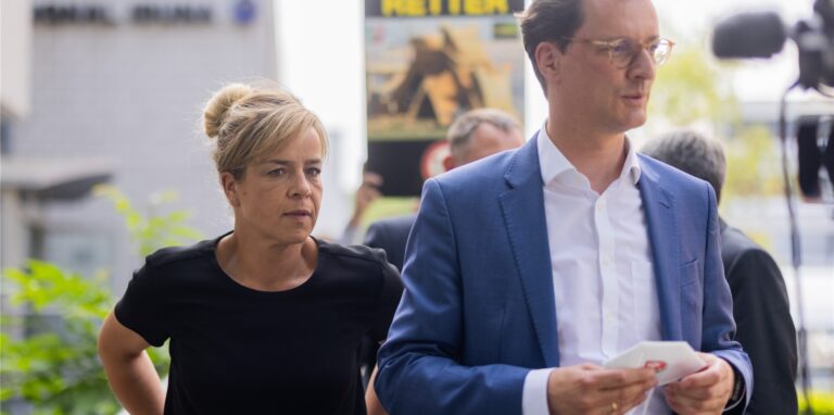 Hendrik Wüst (CDU), Ministerpräsident von Nordrhein-Westfalen, und Mona Neubaur, Spitzenkandidatin und Landesvorsitzende (Bündnis 90/Die Grünen), verlassen die ersten gemeinsamen Sondierungsgespräche.