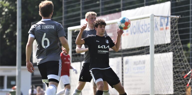 Sinsen tut sich schwer: Leonard Onofaro wird in dieser Szene von zwei Gäste-Spielern aus Tengern ausgebremst.