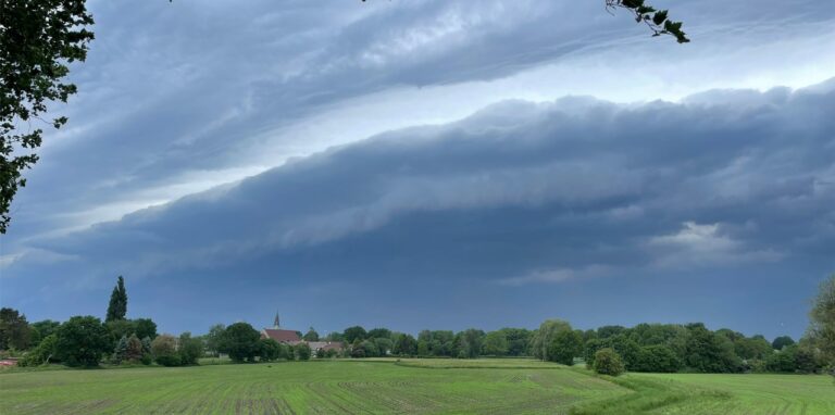 Viele dunkle Wolken am Himmel