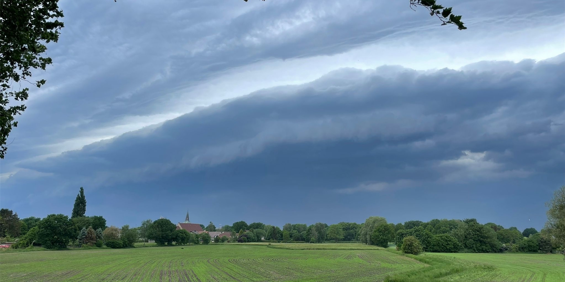 Viele dunkle Wolken am Himmel