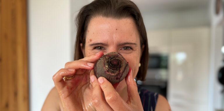 Edith Königsbrügge aus Lavesum in Haltern hat ein Buch über Rote Bete geschrieben. Mit der Knolle kann man nämlich mehr machen, als sie nur zu essen.