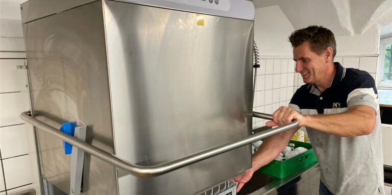 Chef Markus Liptow musste am Wochenende kurzfristig in der Spülküche mit aushelfen, weil es coronabedingte Ausfälle in der Schlossgastronomie gab.