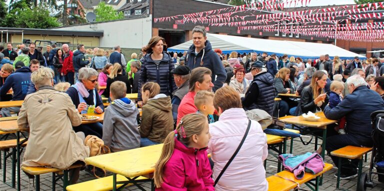 Festgeschehen auf dem Hof der Waltroper Feuerwache
