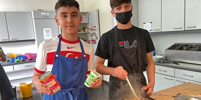 Zwei Schüler kochen in der Schulküche der Paul-Gerhardt-Schule in Oer-Erkenschwick.
