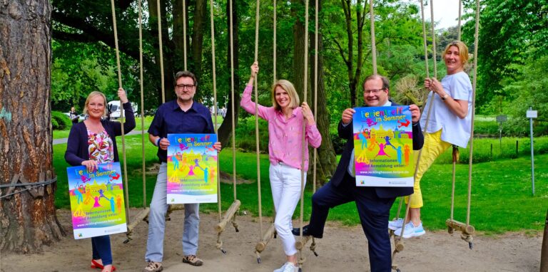 Kerstin Venn und Volker Kayn vom Team Ferientreff, Maja Wolt (Jugendforum), Sozialdezernent Dr. Sebastian Sanders und Carmen Greine, Leiterin des Fachbereichs Kinder, Jugend und Familie, an den Kletterseilen des Spielplatzes im Erlbruchpark.
