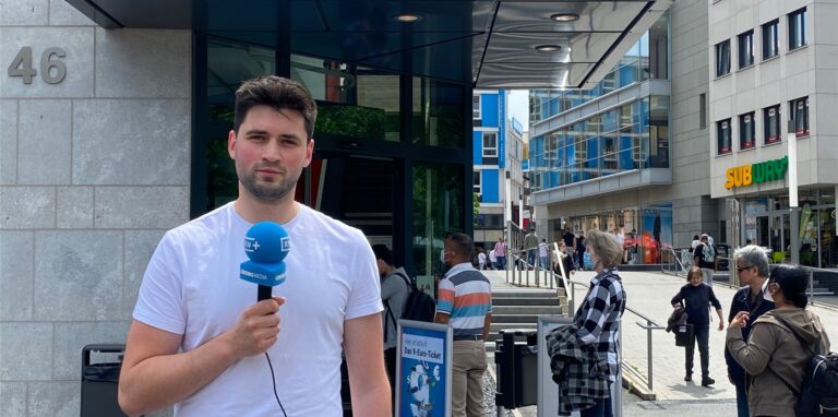 RN-Reporter Lukas Wittland vor dem Kundencenter von DSW21 an der Petrikirche in Dortmunds City