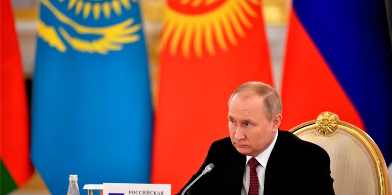 Wladimir Putin, Präsident von Russland, plane einen Kornkrieg, sagt Außenministerin Annalena Baerbock.