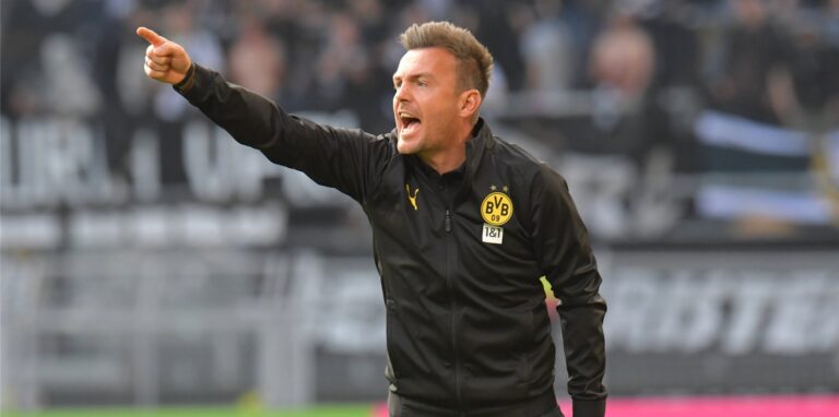 Trainer Enrico Maaßen gestikuliert am Spielfeldrand.