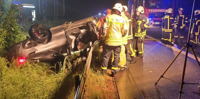 Das Auto überschlug sich und blieb auf der Leitplanke auf dem Dach liegen.