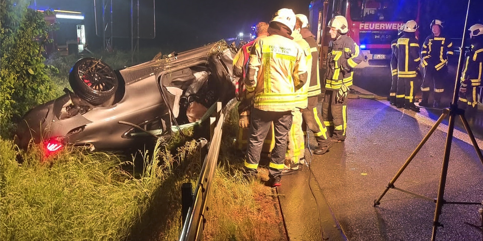 Das Auto überschlug sich und blieb auf der Leitplanke auf dem Dach liegen.