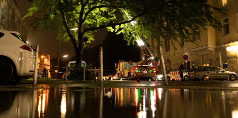 Ein Baum in der Chemnitzer Straße hatte sich durch die Wassermassen geneigt und musste noch am Abend gefällt werden – die Kräfte der Freiwilligen Feuerwehr waren hier über eine Stunde lang im Einsatz.