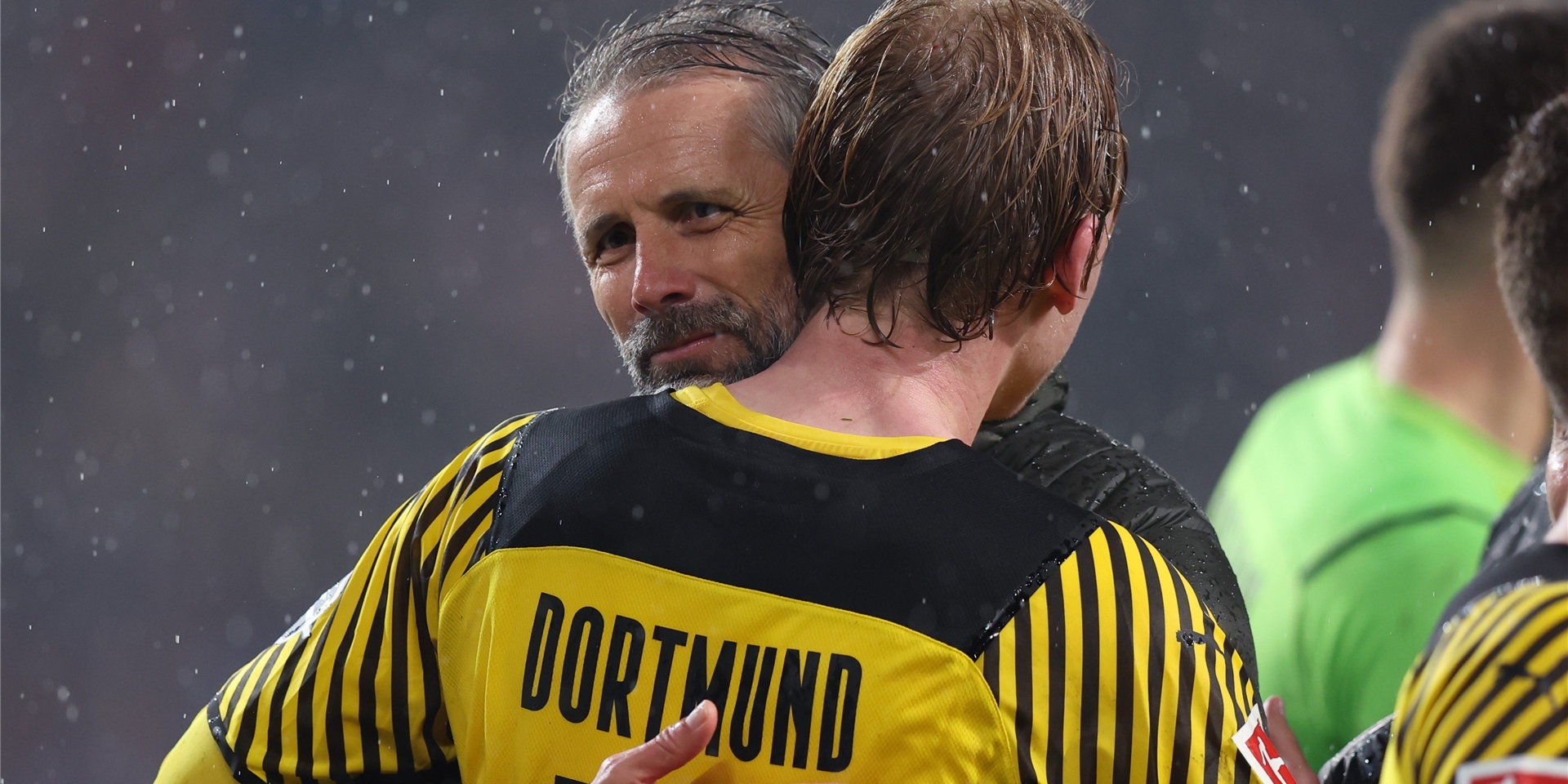 Trainer Marco Rose umarmt BVB-Profi Julian Brandt.