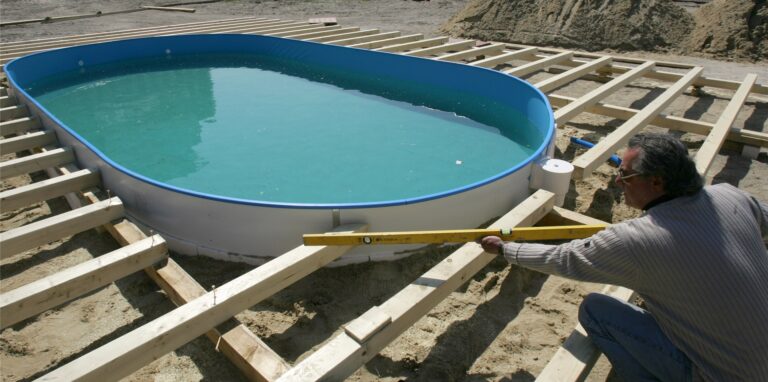 Der Traum vieler Menschen: Ein Pool im eigenen Garten, mit Liegefläche ringsum. Das will gut geplant sein. Und man muss einige rechtliche Aspekte genau beachten.