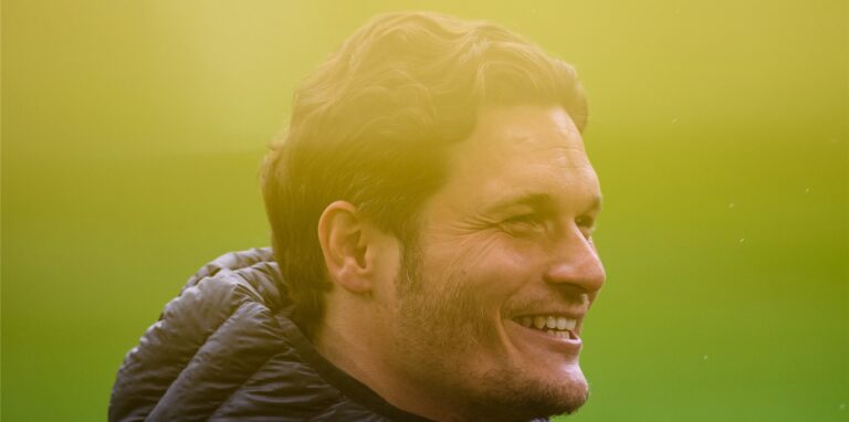 BVB-Trainer Edin Terzic lacht.