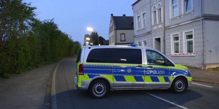 Die Polizei sperrte am Samstagabend die Steinhammerstraße in Marten ab. Hier war es zu einem Tötungsdelikt gekommen. Mittlerweile wurde ein Tatverdächtiger festgenommen.