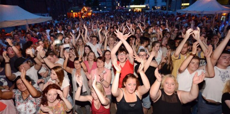Jubelnde Menschen beim Altstadtfest in Dorsten