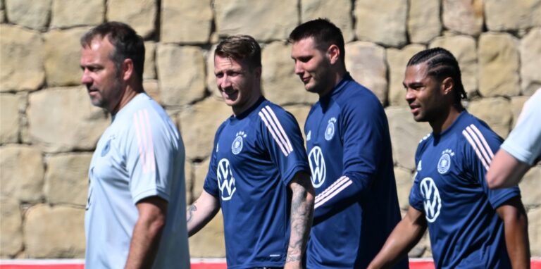 Bundestrainer Hansi Flick (l.) bei einer Einheit mit dem DFB-Team in Marbella.