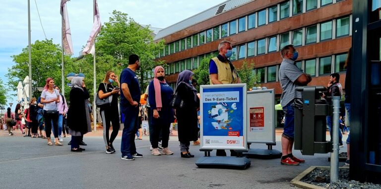 Lange Warteschlange in der Kampstraße – am Montag (23.5.) war der Verkaufsstart für das 9-Euro-Ticket. Der Bedarf war groß.