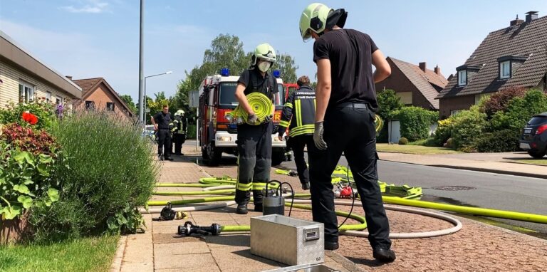 Einsatzkräfte des Löschzugs Scherlebeck der Freiwilligen Feuerwehr bei einem Kellerbrand an der Buschstraße in Langenbochum am 20. Mai.