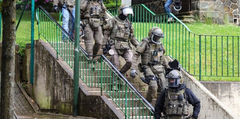 Ein Spezialeinsatzkommando der Polizei im Einsatz.