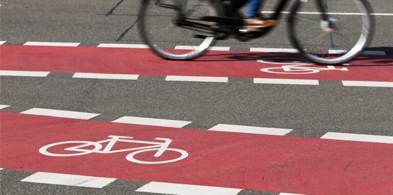 Ein Radfahrer auf einem Fahrradstreifen.