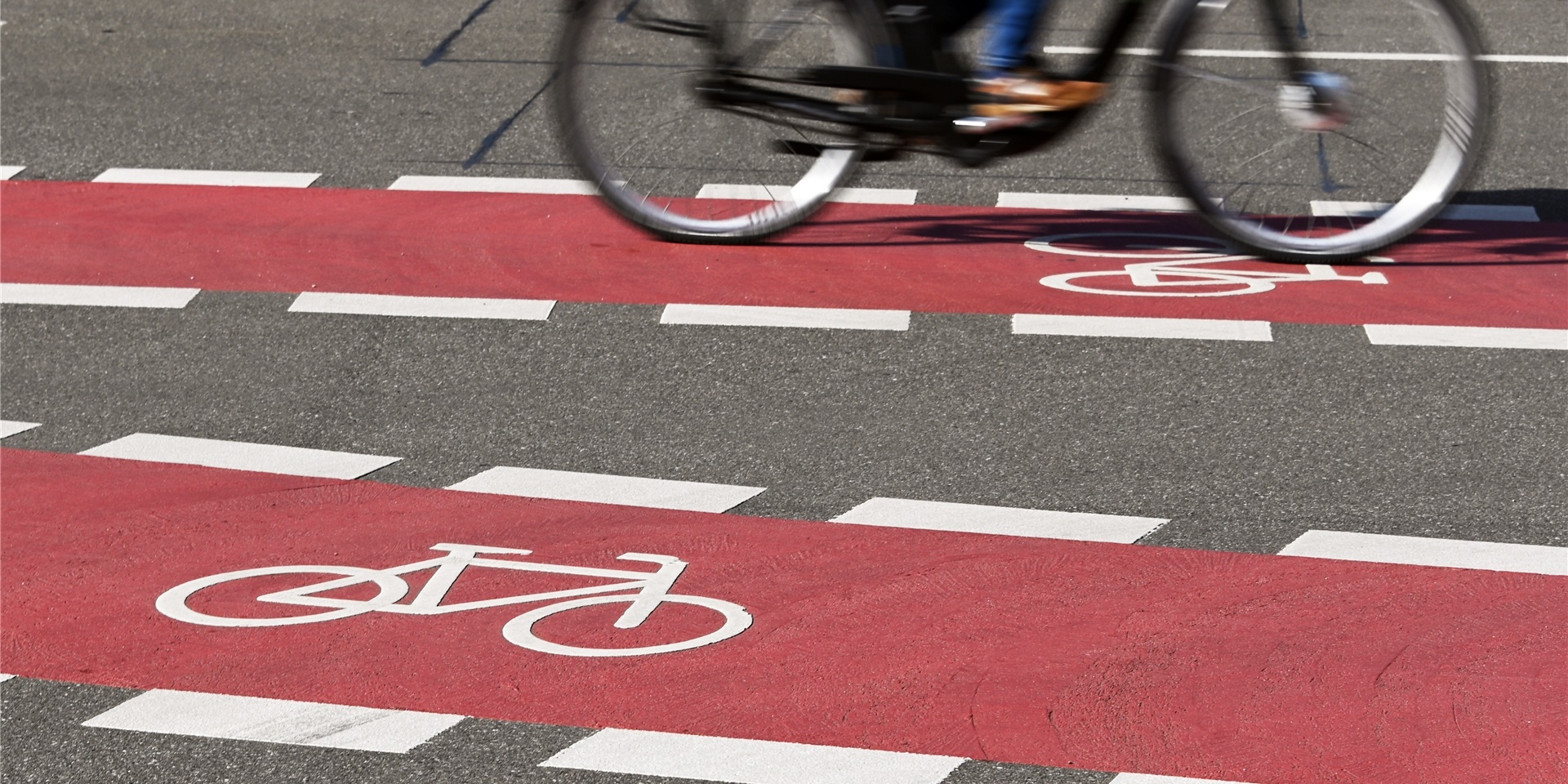 Ein Radfahrer auf einem Fahrradstreifen.