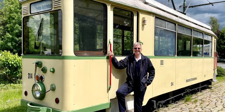 Recklinghausen: Heinz-Udo Kusik steht vor einer historischen Straßenbahn.
