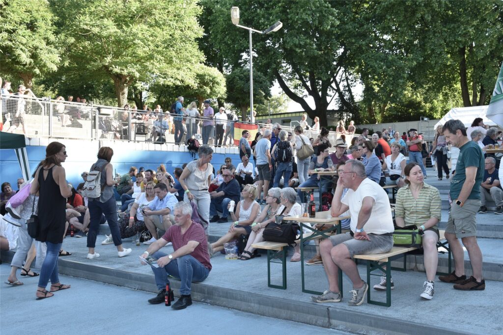 Im Becken des Parkbads Süd wird es am 25. Juni irischen und schottische Folkmusik von drei Livebands geben. Im Becken des Parkbads Süd wird es am 25. Juni irischen und schottische Folkmusik von drei Livebands geben.
