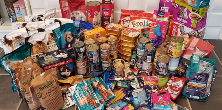 Sieht nach viel aus, ist aber nur ein Tropfen auf dem heißen Stein: ein Foto vom letzten Spendenertrag aus den Tiertafel-Boxen, die bei Fressnapf und Kaufland aufgestellt sind.