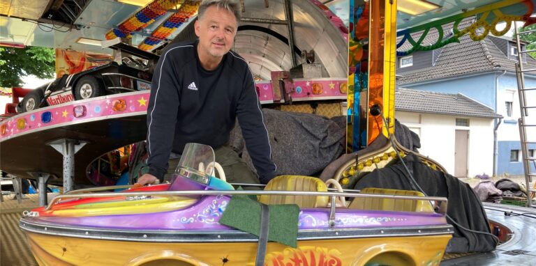 Frank Philipp baut mit seinen Mitarbeitern die Kinderfahrgeschäfte fürs Brasserter Straßenfest auf.