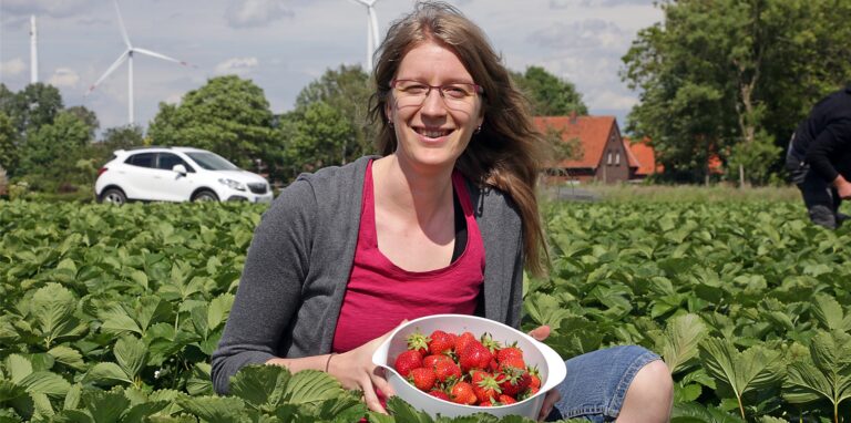 Super saftig, rot und dick: Katrin Schlüter war von den in Lavesum selbst gepflückten Erdbeeren begeistert.