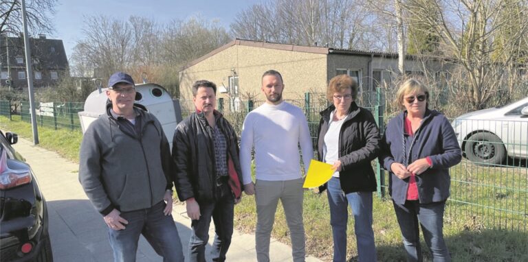 Anwohner der Gartenstraße schilderten Mitte März die Probleme mit der heutigen Flüchtlingsunterkunft (im Hintergrund) sowie ihre Sorgen bezüglich des geplanten Neubaus (v.l.): Michael Kesseboom, Sergej Tarde, Marco Kesseboom, Marie-Luise Schmand und Monika Kesseboom.