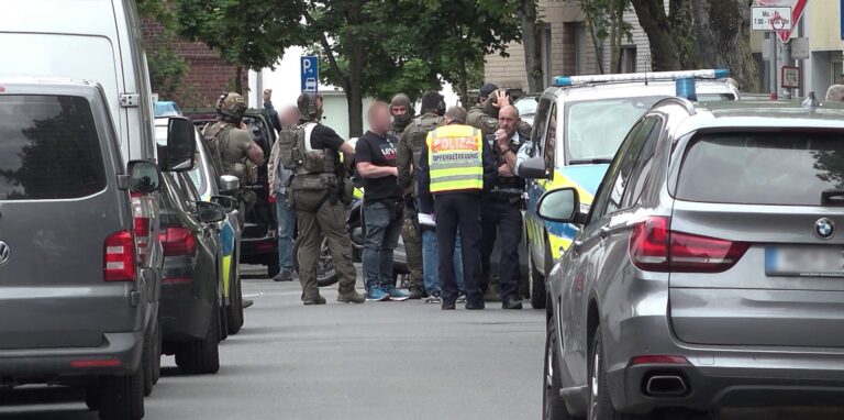 Nach der mutmaßlichen Sichtung einer Waffe im Umfeld einer Schule in Dinslaken hat die Polizei das Gebäude am Mittwoch vorsichtshalber durchsucht.