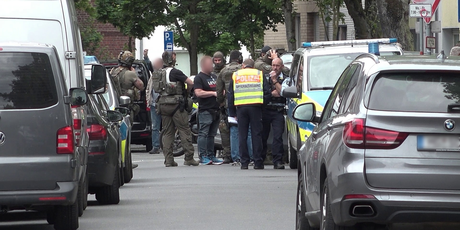Nach der mutmaßlichen Sichtung einer Waffe im Umfeld einer Schule in Dinslaken hat die Polizei das Gebäude am Mittwoch vorsichtshalber durchsucht.