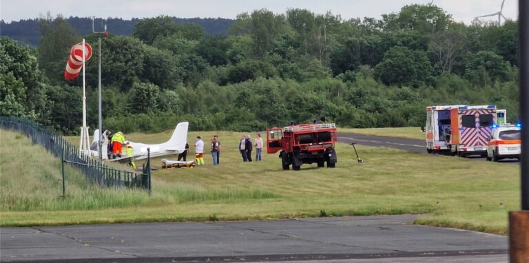 Ein Pilot ist beim Landeanflug am Flugplatz Loemühle in einen Wall gerutscht und hat sich dabei leicht verletzt.