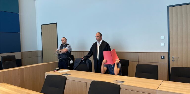 Der Angeklagte sitzt kurz vor Prozessbeginn an der Seite seines Verteidigers Martin Gentz.