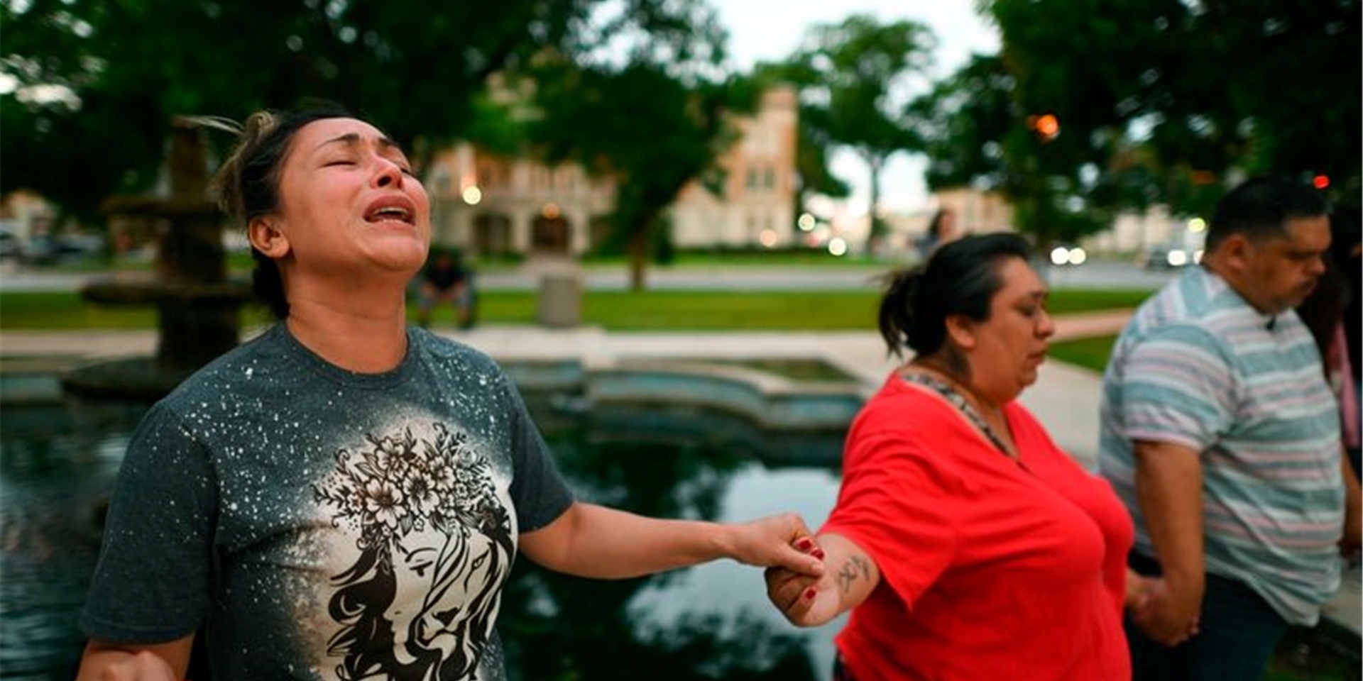 Menschen halten nach dem Amoklauf an einer Grundschule in Texas Mahnwache.