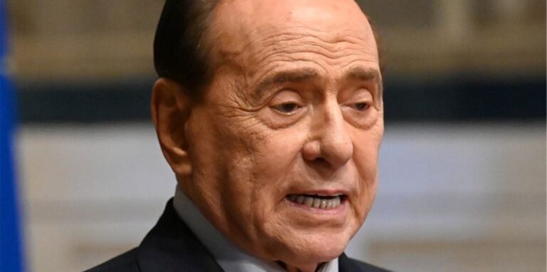 Der frühere italienische Premierminister Silvio Berlusconi steht vor Gericht.