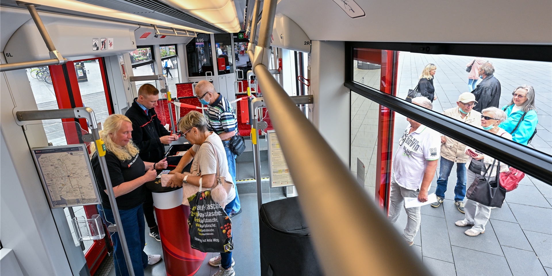 Fahrgäste kaufen das 9-Euro-Ticket.