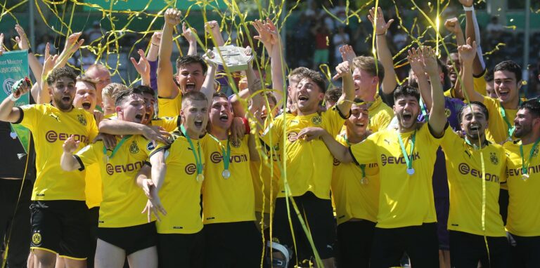 Die U19 des BVB bejubelt den Meistertitel im Jahr 2019.