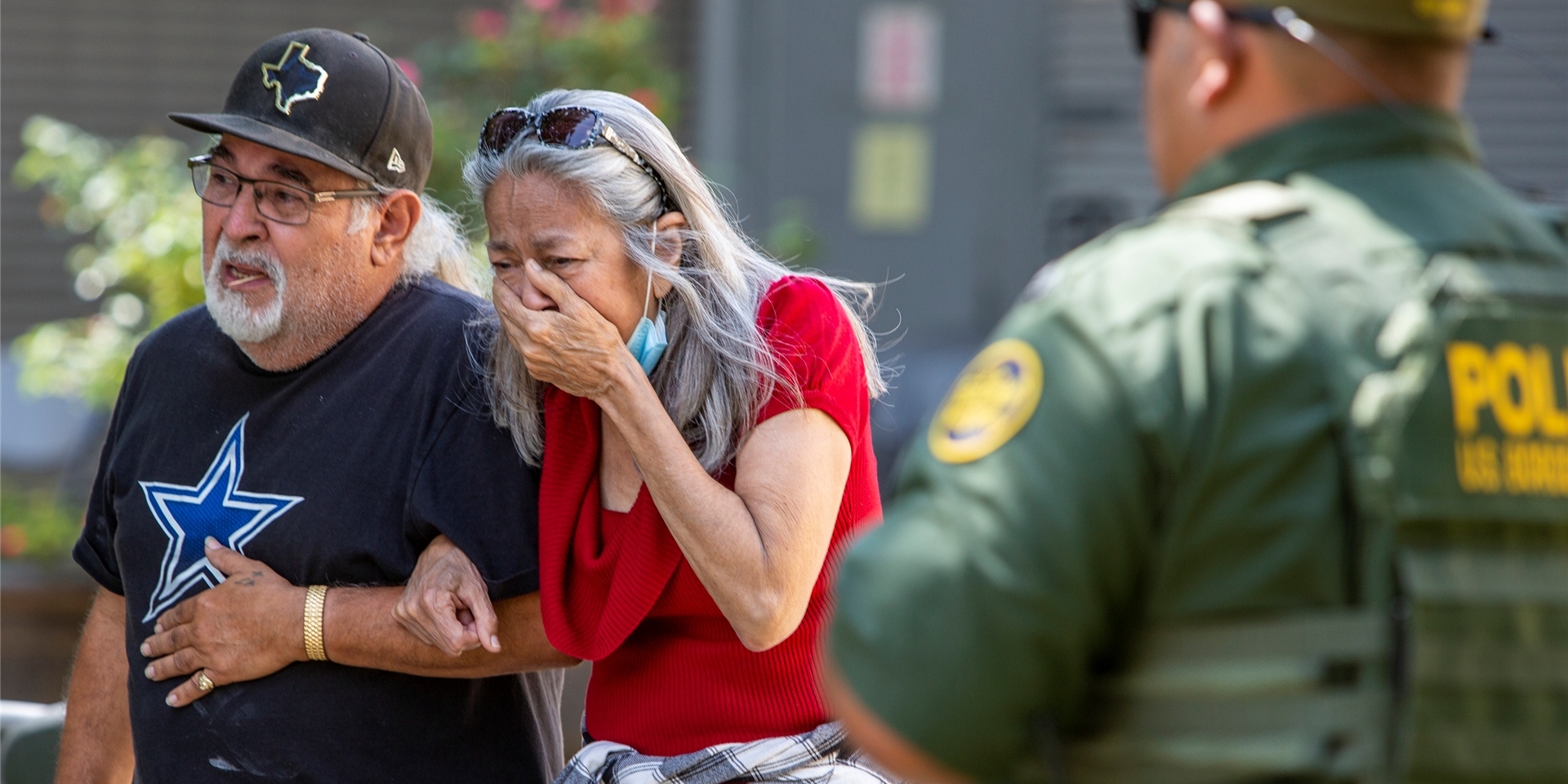 Eine Frau weint, als sie das Uvalde Civic Center verlässt. Bei einem Amoklauf an einer Grundschule im US-Bundesstaat Texas sind mehrere Menschen getötet worden.